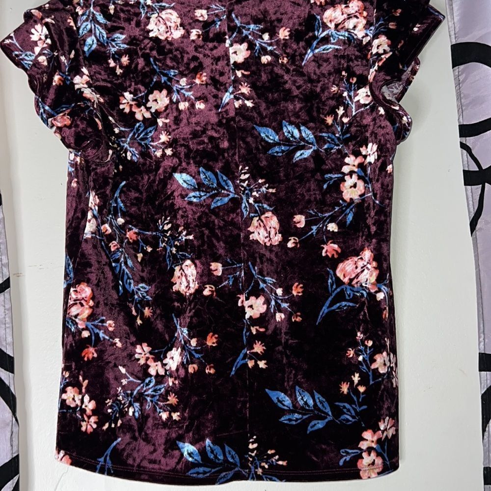 a.n.a Soft Woman’s Top with Ruffle Sleeves and Flower Designs Medium - Picture 8 of 8